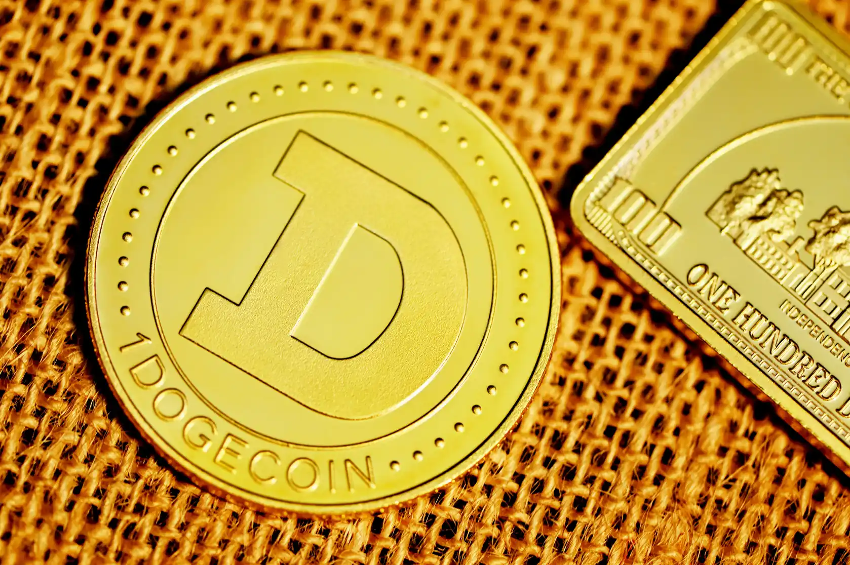 Gullfarget Dogecoin ved en kryptolommebok