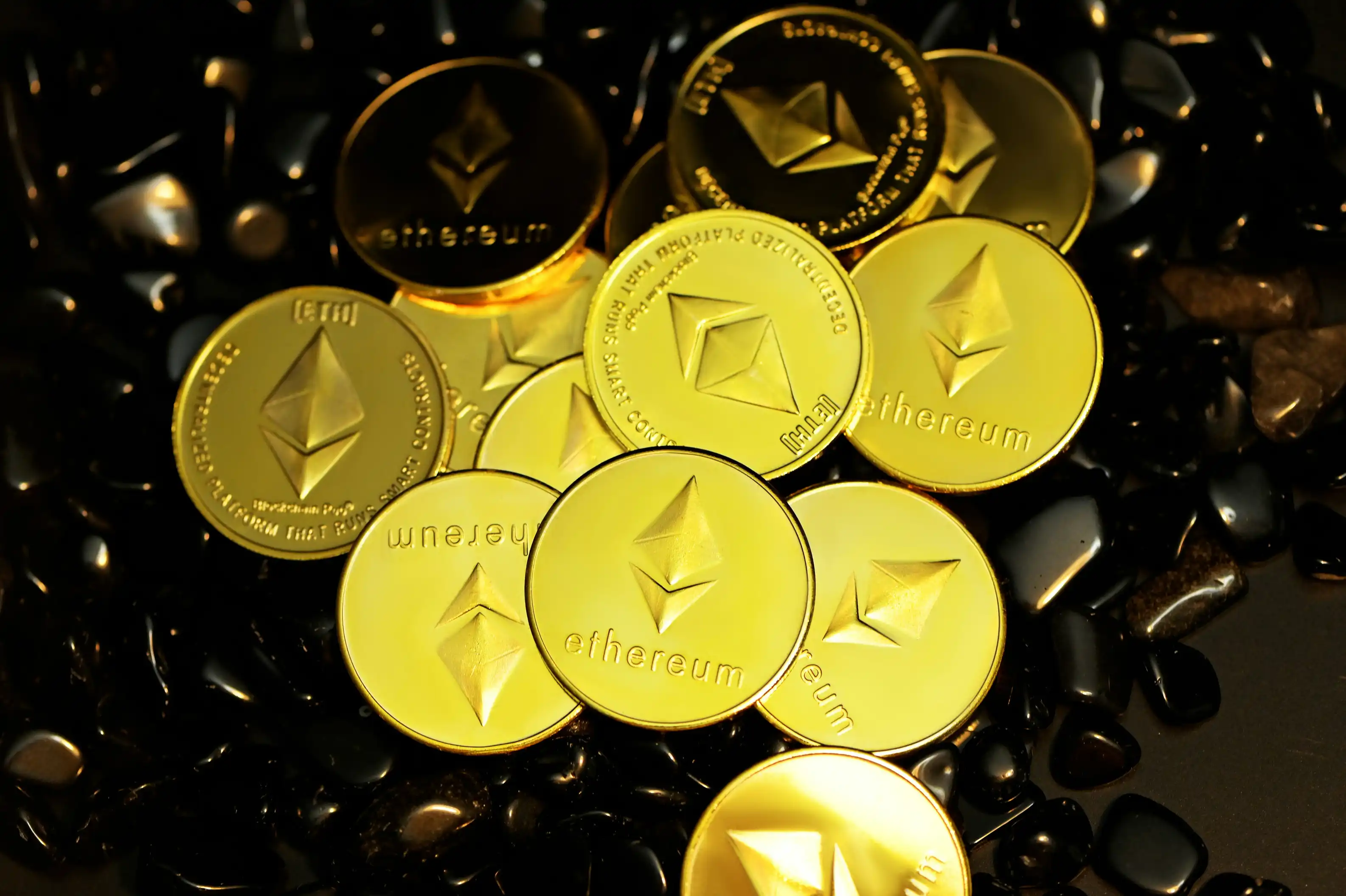 Gullfargede Ethereum-mynter på mørk bakgrunn