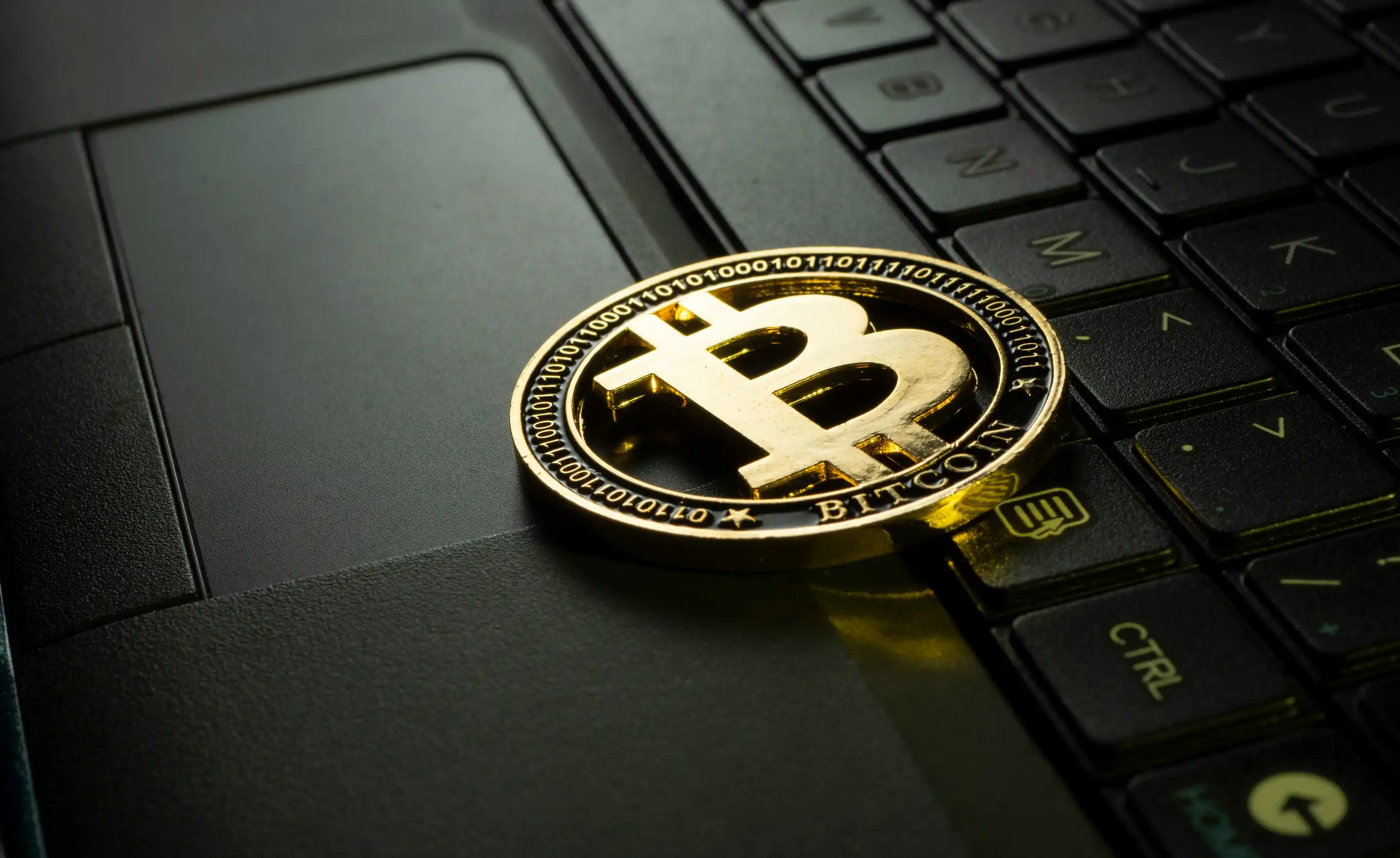 Bitcoin-mynt på tastaturet til en bærbar PC