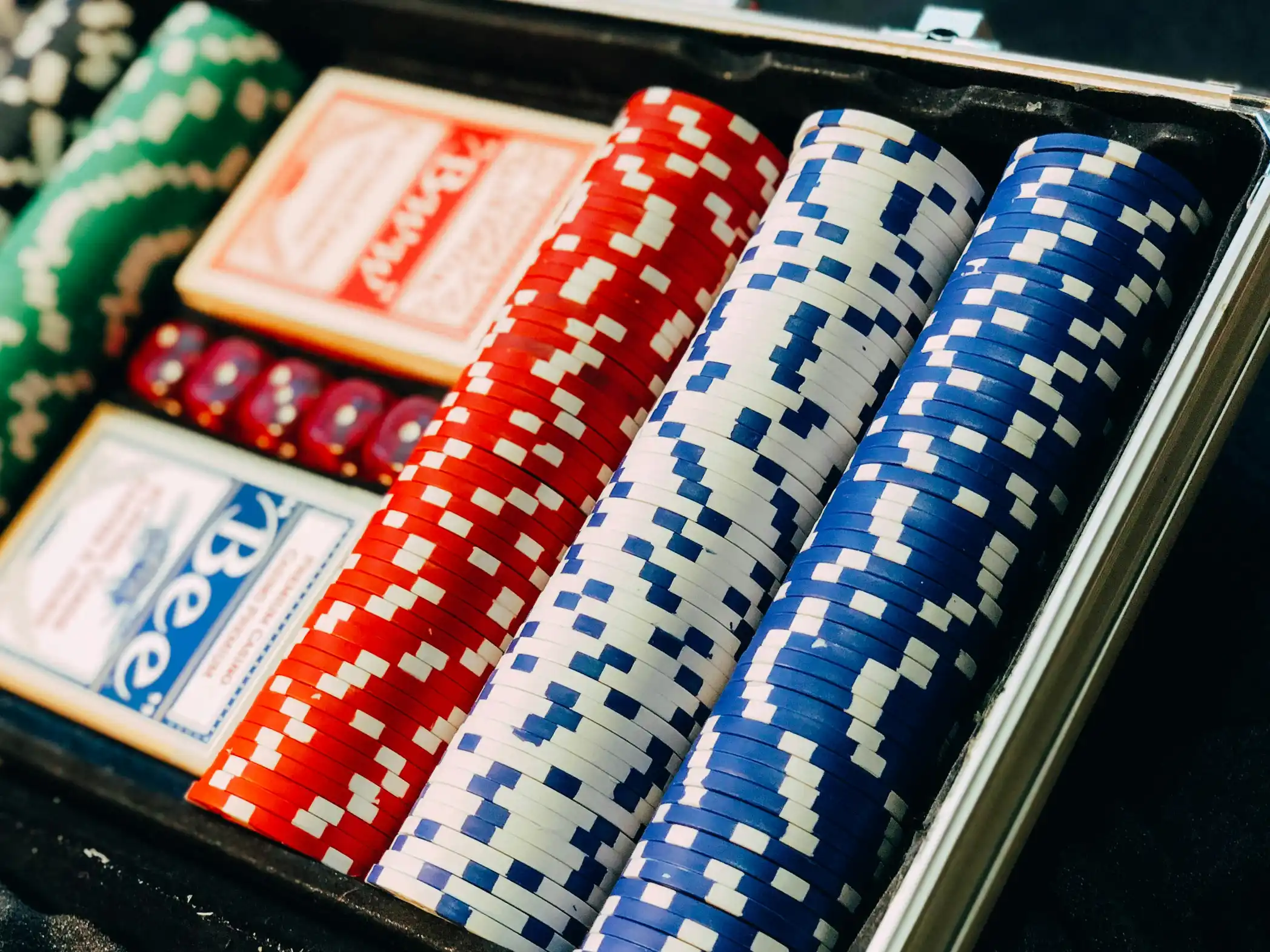Pokerchips og kort i et komplett casinosett