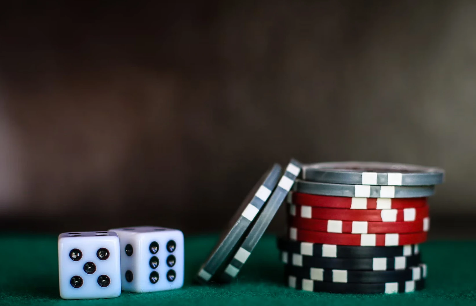 Casinochips og hvite terninger på et spillebord